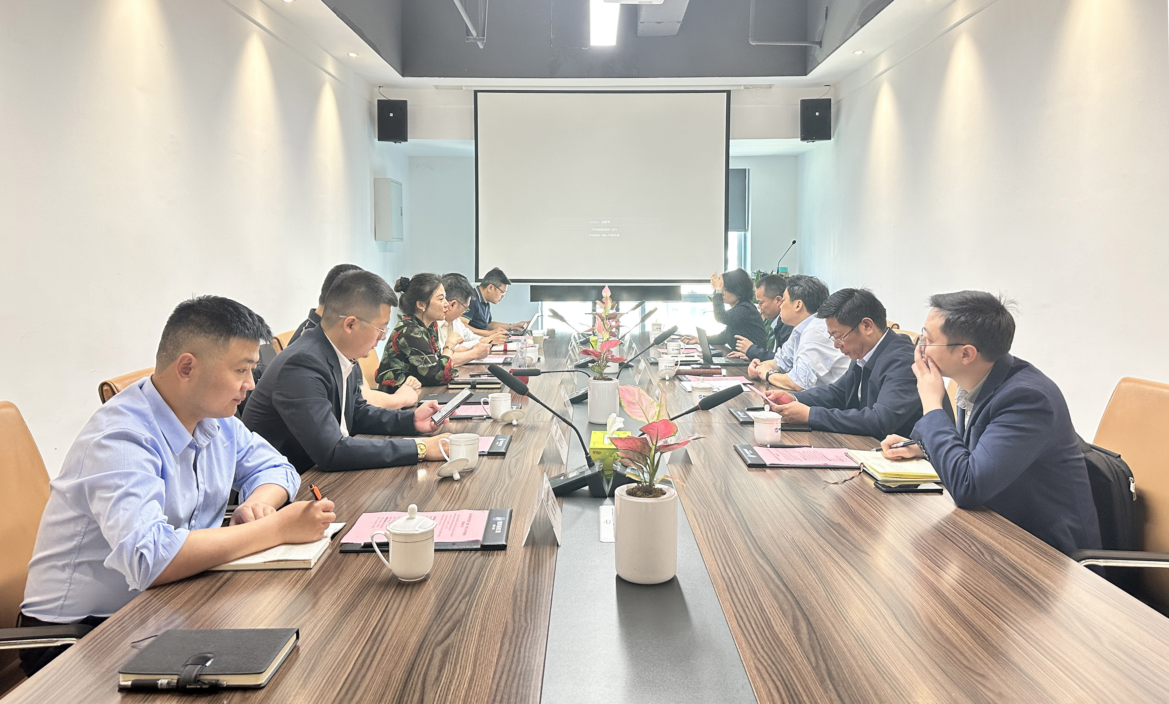 樂高投劉書記一行到訪德科新能源，探討智慧新能源